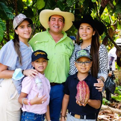 Daniel Engativá, esposa e hijos